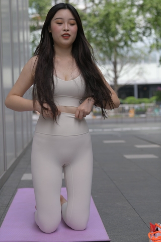 裸色瑜伽裤美女