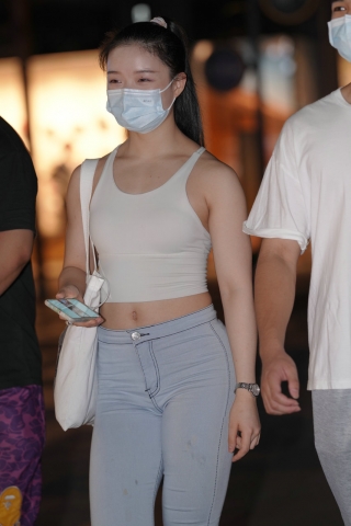 牛仔紧身裤小妹