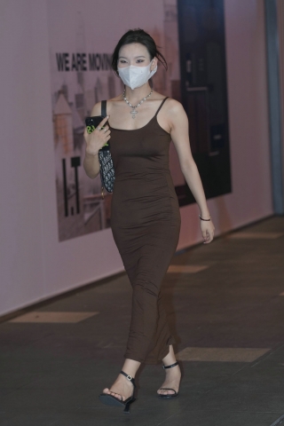 街拍连衣裙美女